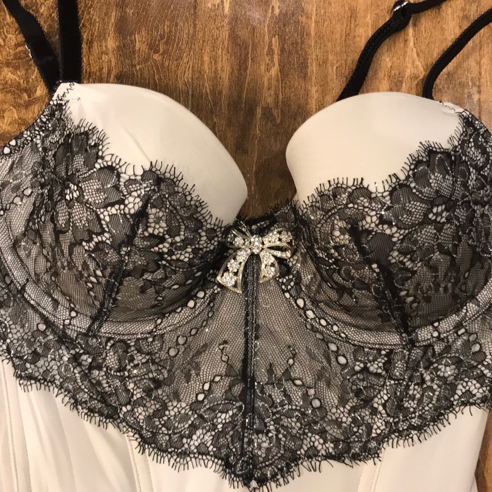 Victoria’s Secret - Picture 3 of 8